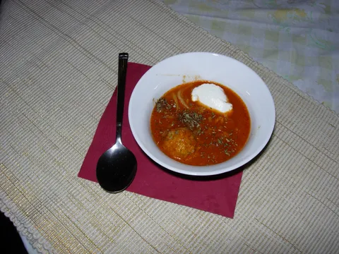 Paradajz corba sa kuglicama od mesa