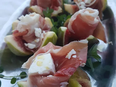 Smokve primorke s pršutom i feta sirom