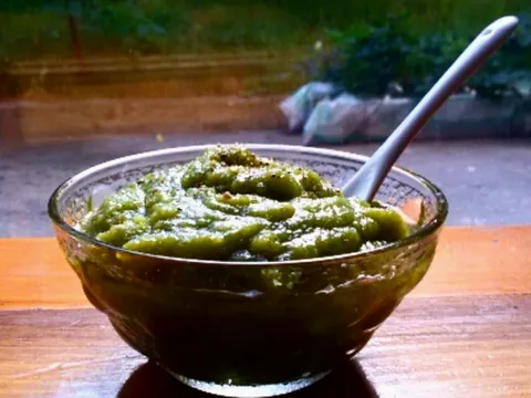 Pesto sos sa indijskim orahom i bosiljkom
