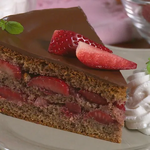 Mirisna torta s rogačem i jagodama