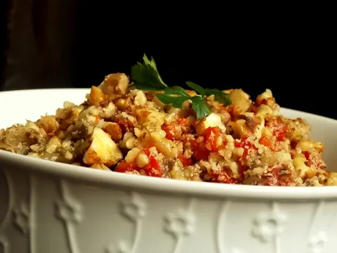 Salata od pečenog patlidžana, paprika, oraha...