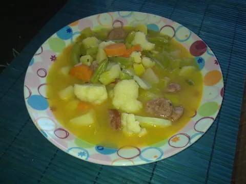 Varivo s kobasicama i povrćem