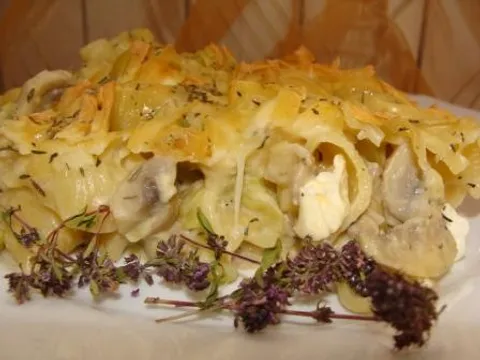Zapeceni makaroni sa sirom, tikvicama i gljivama