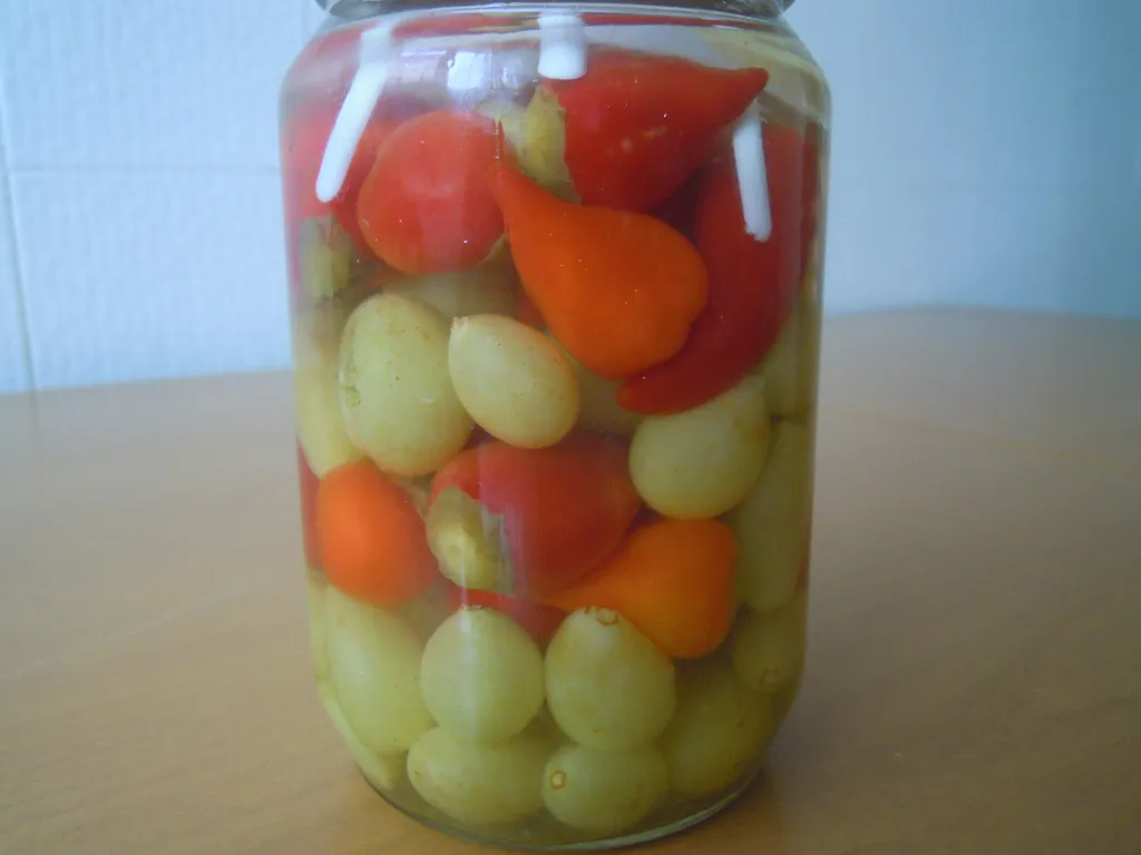 Ljuto (papričice i grožđe)