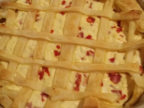 pita od  lisnatog tijesta, svježeg sira, paprike i šunke