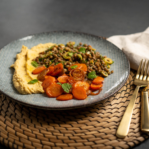 Salat mit gerösteten Karotten, Linsen und Hummus