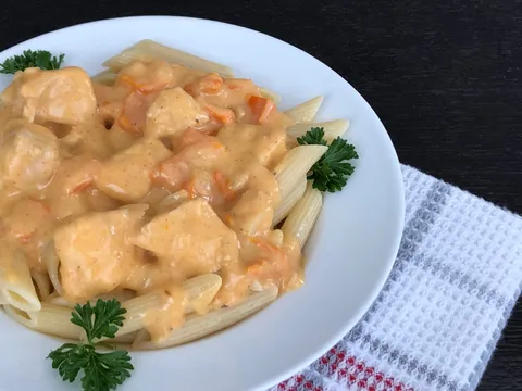 Piletina u kremasto kiselom sosu