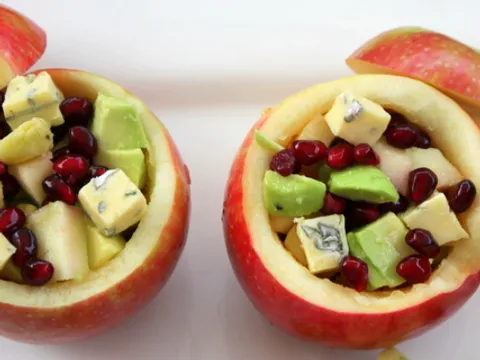 Jabuke Punjene Avocadom i Plemenitim Sirom
