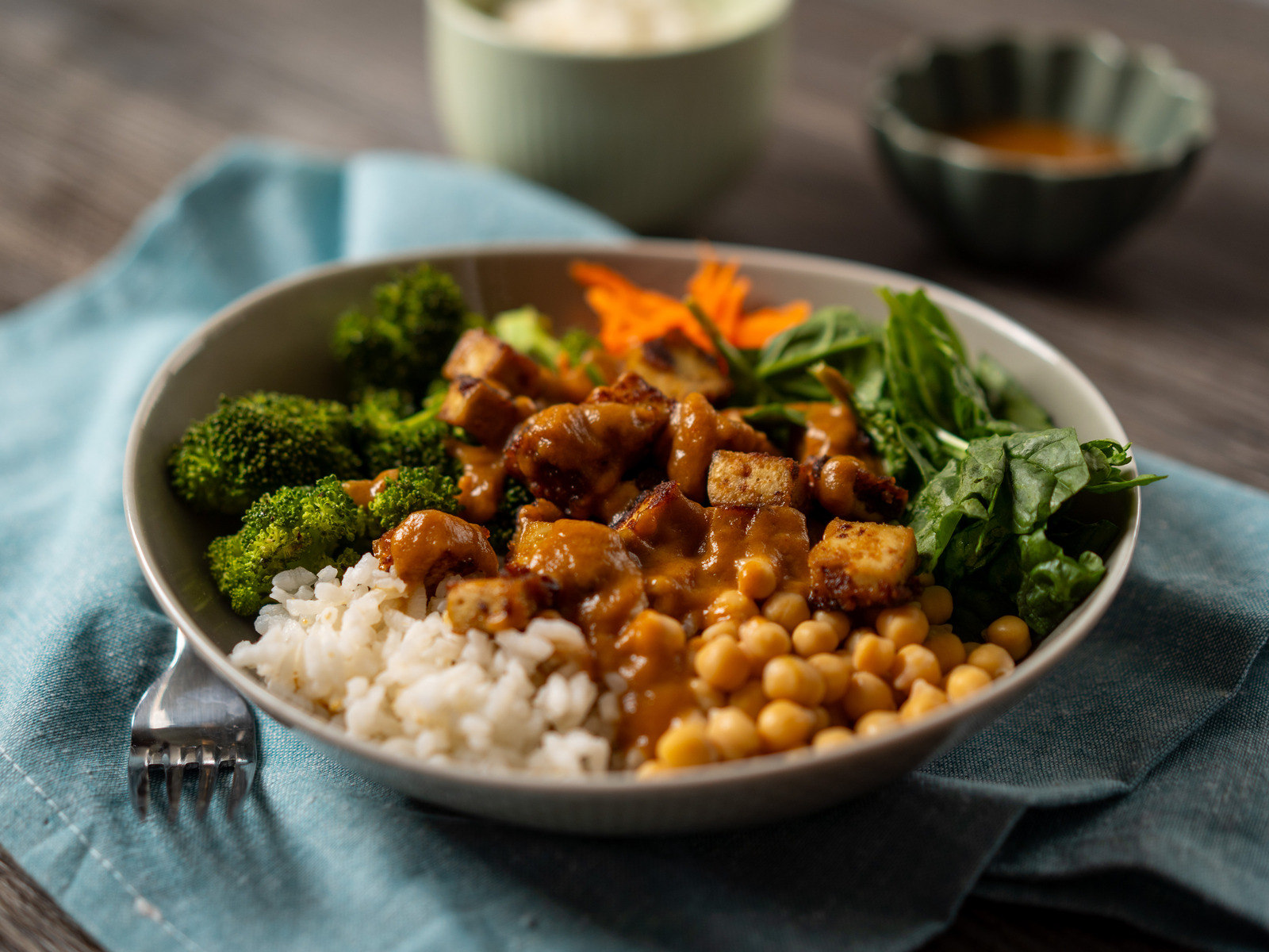 Bowl s prženim tofuom, brokulom i umakom s kikirikijem
