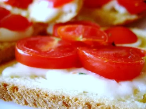 Bruschetta s mozzarellom i cherry rajčicama