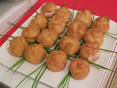 Pjenica  od mortadele u   bigne košaricama