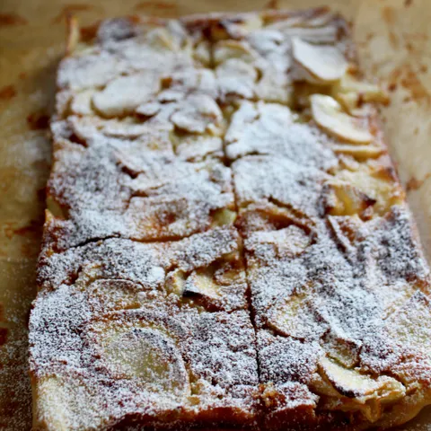 Kremaste kocke od jabuka ( clafouti  od jabuka )