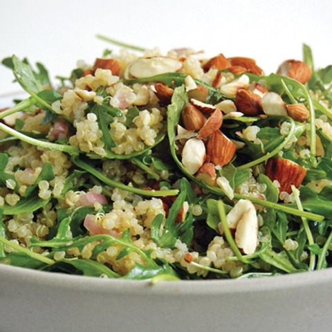 Quinoa salát s mandlemi