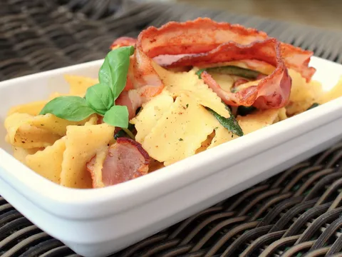 Tagliatelle, tikvice i pesto od orasastih plodova