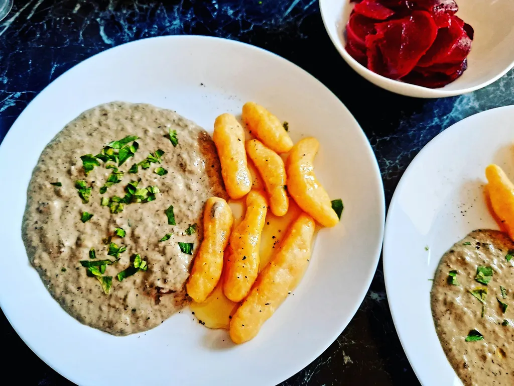 Domaći bučini pljukanci s umakom od vrganja