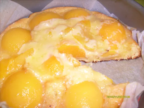 kolac sa breskvama i koncentrirano blago mleko