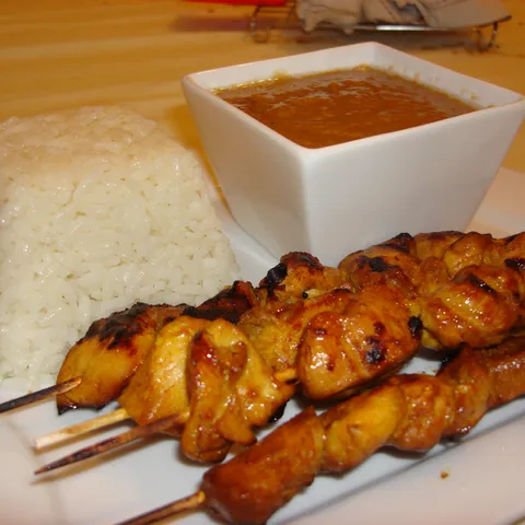 Pileći ražnjići s umakom od kikirikija (Satay)