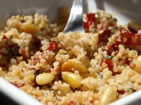 Cous cous sa susenim paradajzom, svezim bosiljkom i &#8230;