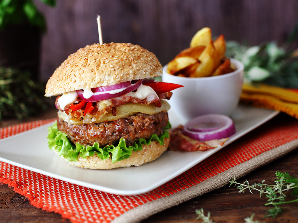Lahodný hamburger so slaninou a syrom