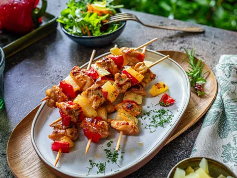 Uz osvježavajuće piće i dobru atmosferu, roštiljanje je odlična ideja za provesti vikend ili popodne s obitelji i prijateljima. Sezonu roštiljanja ili grillanja iskoristite za uživanje u vanjskim aktivnostima, dobrom društvu i naravno odličnoj hrani! Isprobavajte marinade, začine i umake koji će sve učiniti još ukusnijim. Svjež zrak otvara apetit pa obavezno pripremite porciju viška, jer nikad se ne zna koga će privući miris ćevapa, pljeskavica, burgera, ražnjića, ribljih fileta ili grilanog povrća. 