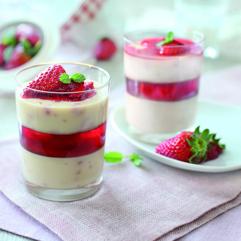 Rdeče-bela fantazija s koščki jagod