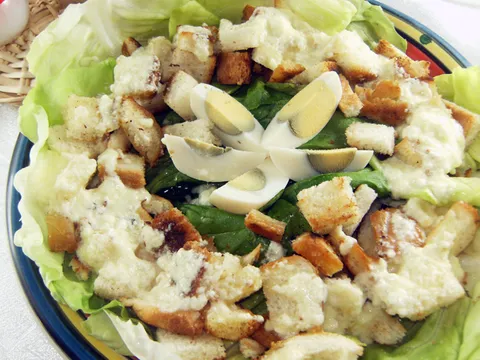 Zelena salata sa kockicama hleba