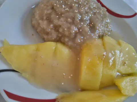 Tajlandska slatka riža s mangom i kokosom