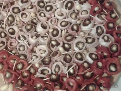 Rolovane suve šljive u slanini i paprici
