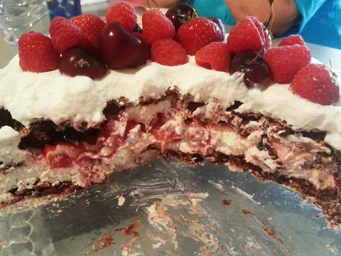 čokoladna Pavlova s crvenim voćem