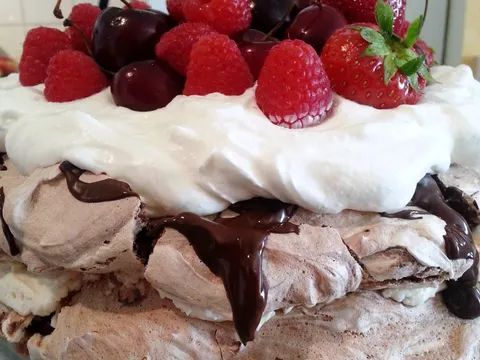 čokoladna Pavlova s crvenim voćem