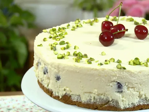 Mousse torta s pistacijama i trešnjama