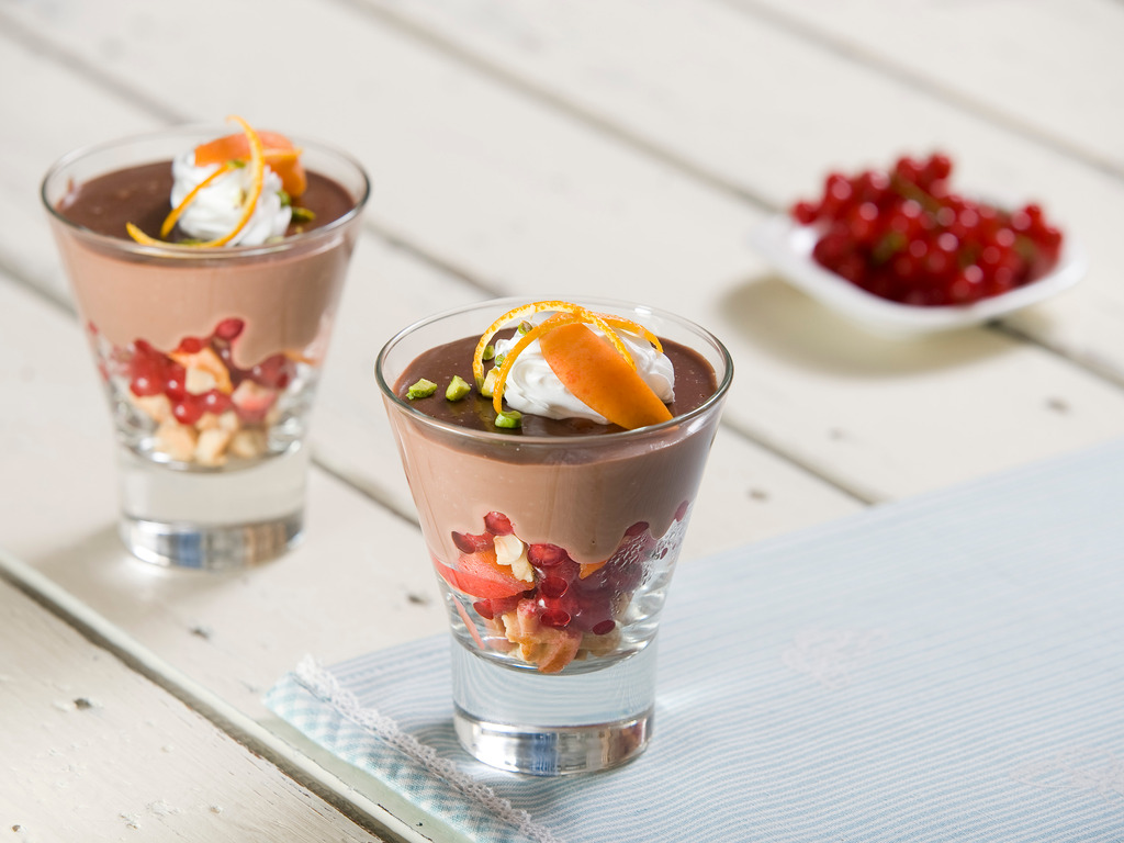 Čokoladni puding s voćem i šlagom
