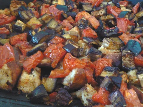 Zapečeni stari kruh, pomadore i balančane