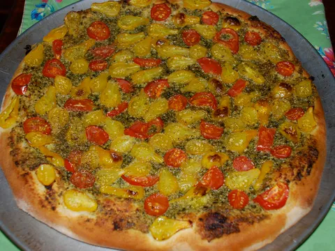 Pizza sa pesto sauce i svjezim malim pomidorima