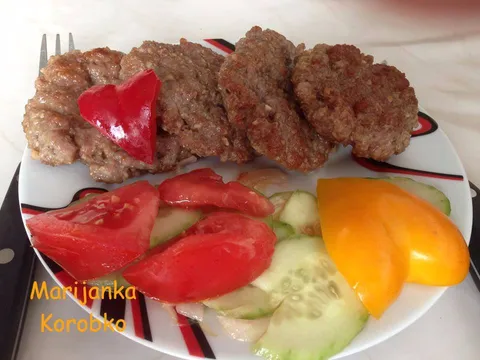 Mini pljeskavice i miješana salata