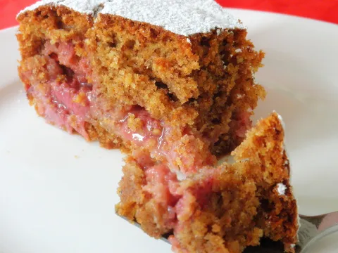 Jednostavna torta s jagodama i cimetom