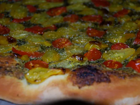 Pizza sa pesto sauce i svjezim malim pomidorima