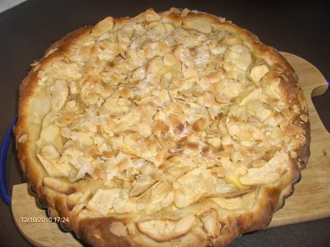Tart sa jabukama by Medina