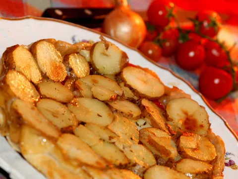 Prevrnuta pita sa paradajzom,krompirom i brie sirom
