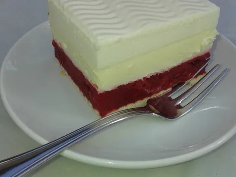 Izvrstan i izdašan je...višnje...gris...puding..jogurt...savršenstvo!!