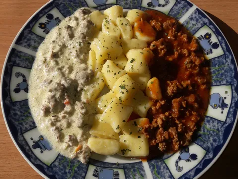 Domaci njoki sa crvenim i bijelim umakom