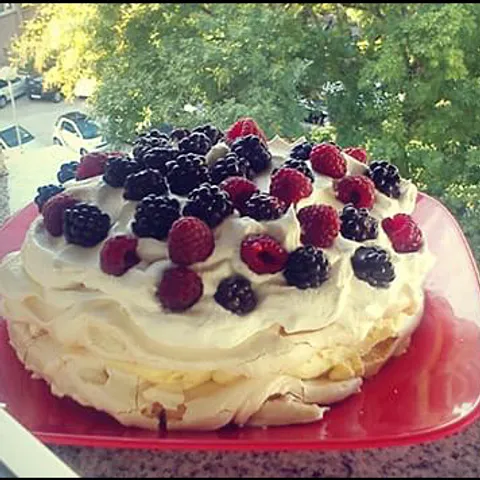 Pavlova s bavarskom kremom