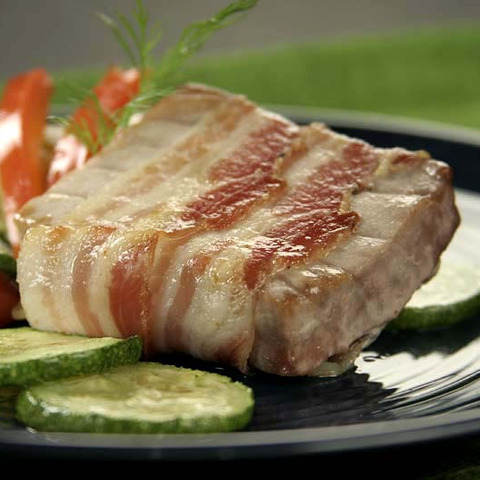 Fileuri de ton in bacon cu legume prajite
