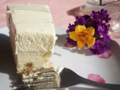 Sladoled torta od grčkog jogurta,vanilije i stracciatelle