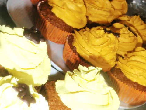 Cupcakes od mrkve s kremom od sira i kremom od lješnjaka