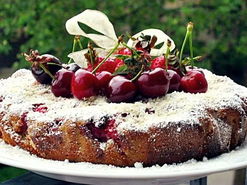 "Tortica od tresnji,jagoda i badema!"
