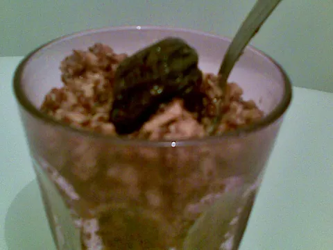 Desert od kinoe i suvih šljiva