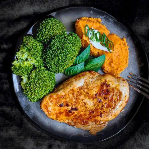 Batat pire s brokulom i pilećim prsima (High protein)