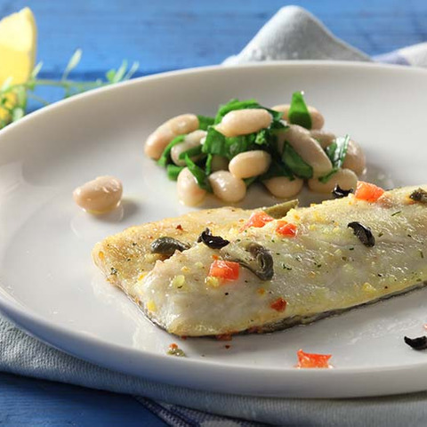 Pečené ryby s rajčaty, olivami a kapary