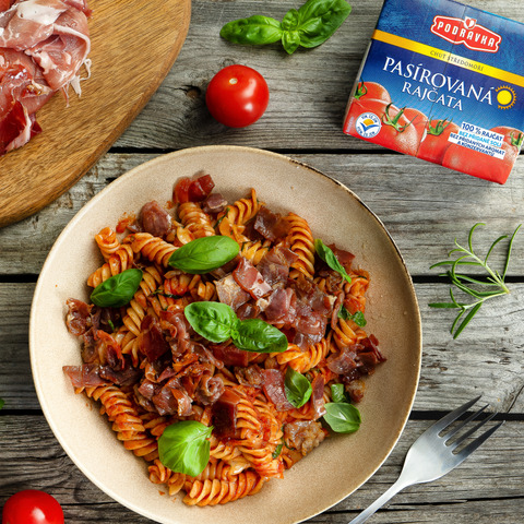 Tomatová omáčka s bazalkou a sušenou šunkou